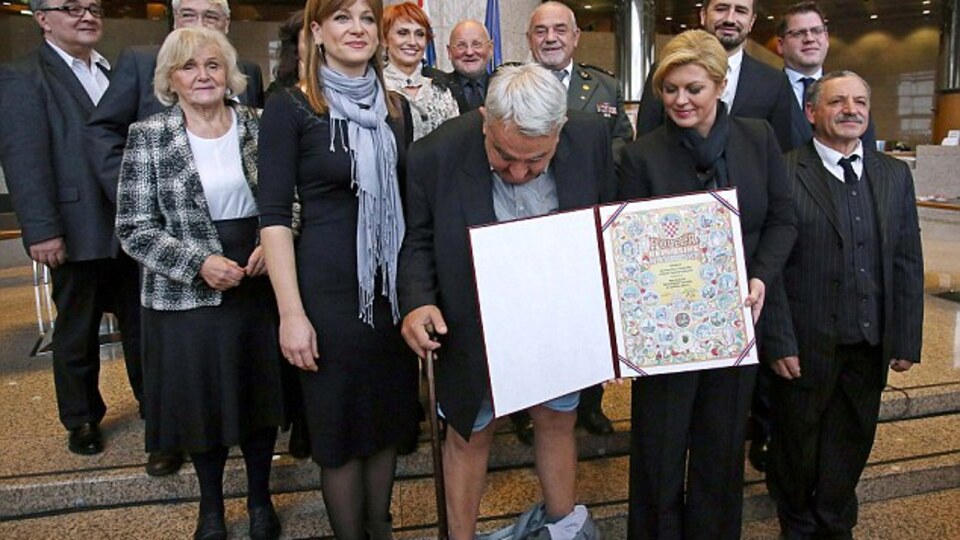 Toplu fotoğraf çektirirken pantolonu düştü!