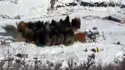 Jetler vurdu, askerler girdi!