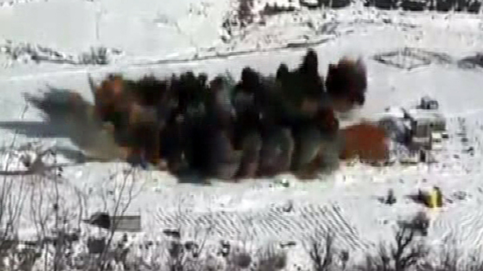 Jetler vurdu, askerler girdi!