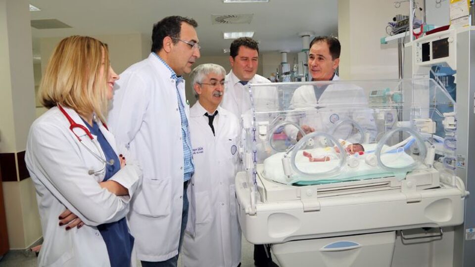 750 gram bebeğin kalbindeki delik ameliyatsız yöntemle kapatıldı