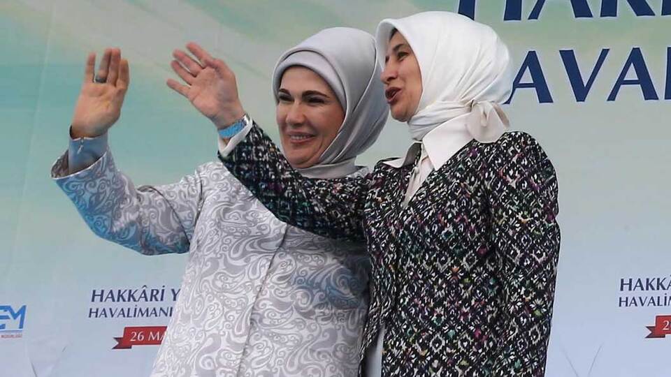 Sare Davutoğlu'ndan Emine Erdoğan'a tebrik telefonu