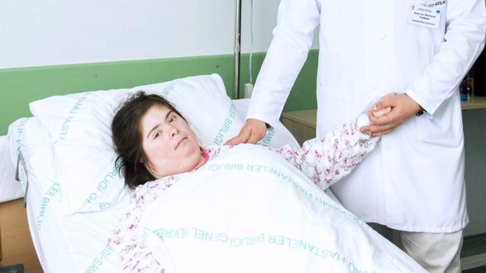 Kalbi delik down sendromlu hastaya ameliyatsız anjiyo!