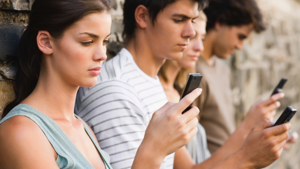 Giderek bağımlı oluyoruz...