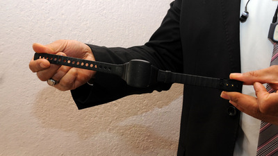 Kadına şiddete ilk elektronik kelepçe