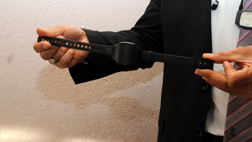 Kadına şiddete ilk elektronik kelepçe