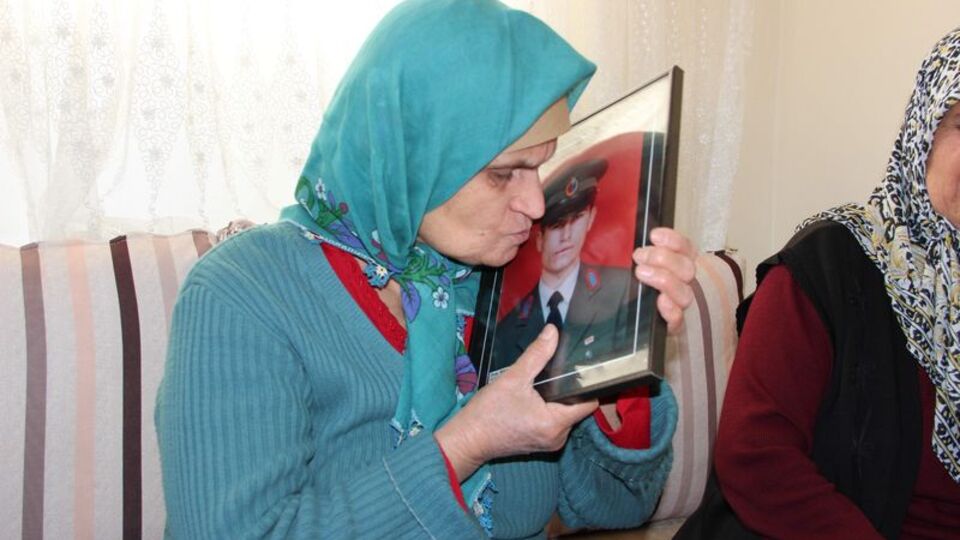 Uzman çavuş Vardar'ın ailesinin endişeli bekleyişi