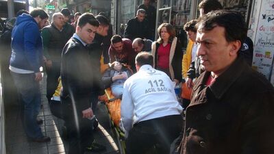 Şişli'de kaza! Annesinin elini bırakmadı!