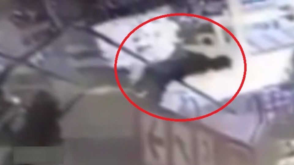 Yürüyen merdivenden korkunç düşüş kamerada!