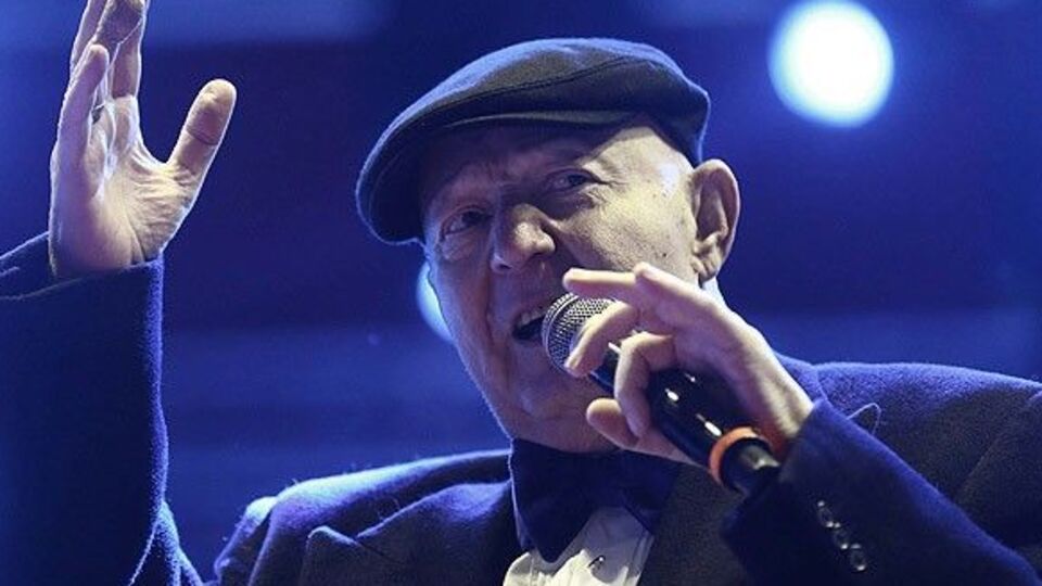 Kayahan'ın şapkası ve son mikrofonu açık arttırmada