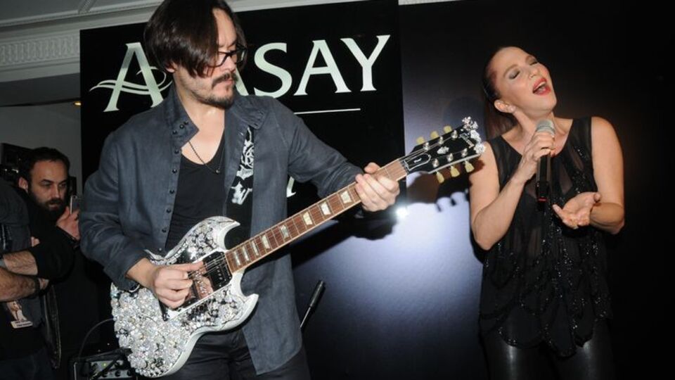 Sertab Erener söyledi eşi Emre Kula çaldı