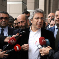 Can Dündar'a 'tekzip'ten beraat