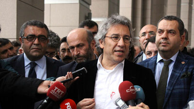 Can Dündar'a 'tekzip'ten beraat