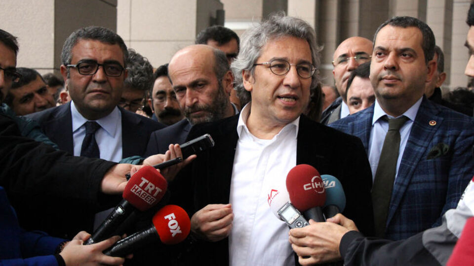 Can Dündar'a 'tekzip'ten beraat