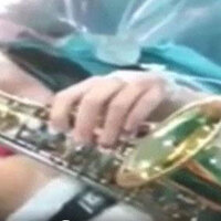 O anda bile saksafon çaldı!