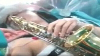 O anda bile saksafon çaldı!