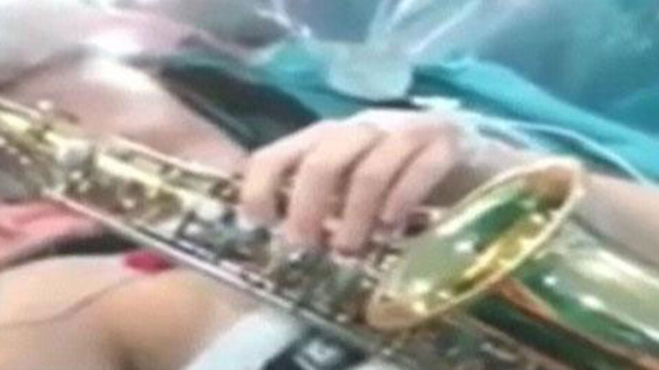 O anda bile saksafon çaldı!