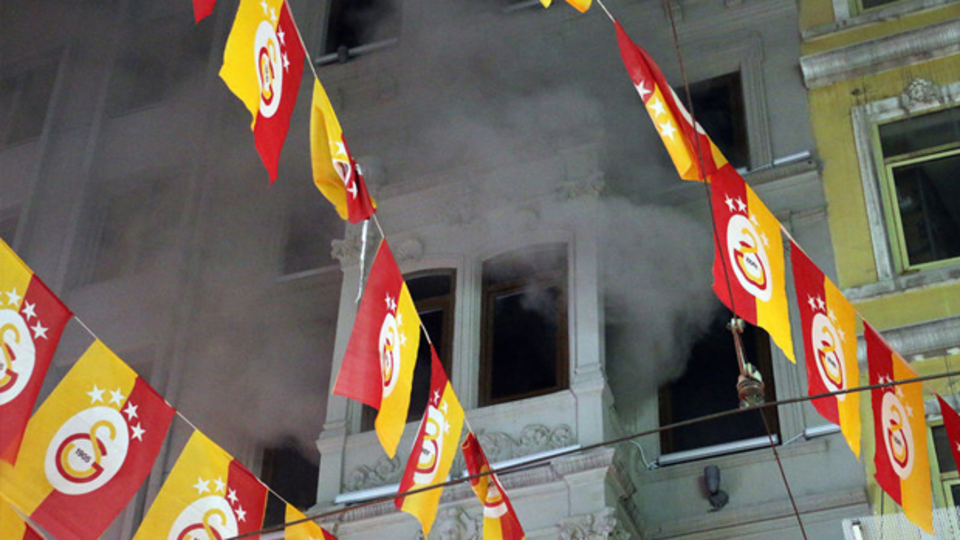 Beyoğlu'ndaki GS Store mağazası yandı!