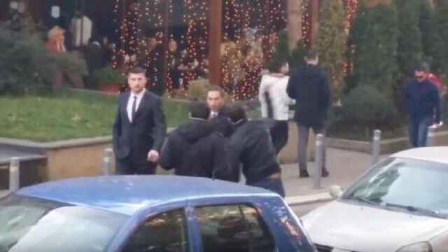 Ekonomi Bakanı'na yumurtalı saldırı