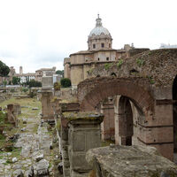 Roma’da tarihi sütuna adını kazıyan Türk’e para cezası!