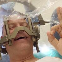 Parkinson'da konuşa konuşa ameliyat