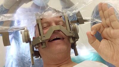 Parkinson'da konuşa konuşa ameliyat