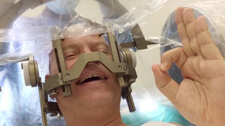 Parkinson'da konuşa konuşa ameliyat