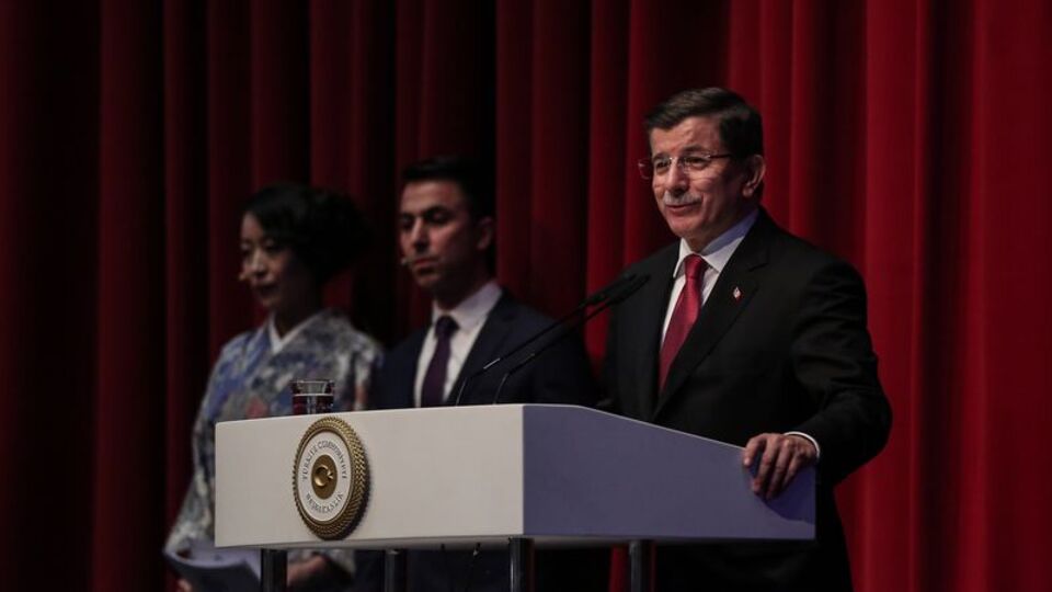 Davutoğlu Nazım'dan dizeler okudu