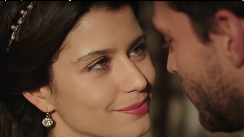 Beren Saat'li ilk bölüm!