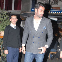 Kuzeniyle kebap keyfi yaptı