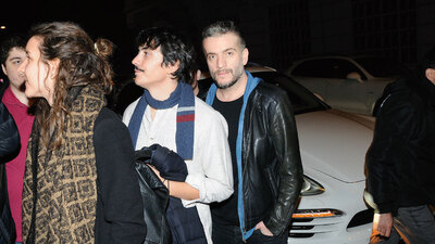 Eğlenmek için kuyruğa girdi