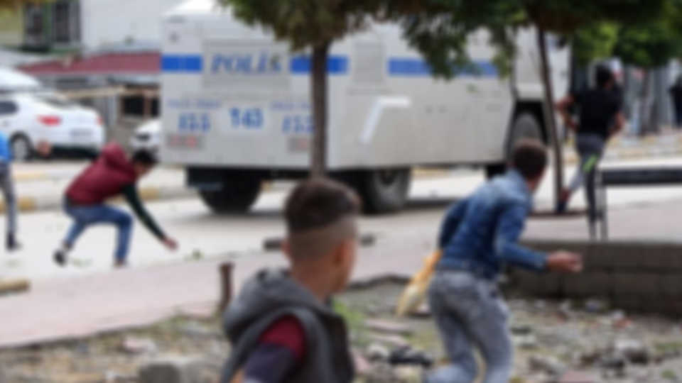 Polise taş atana 19 yıl hapis istemi