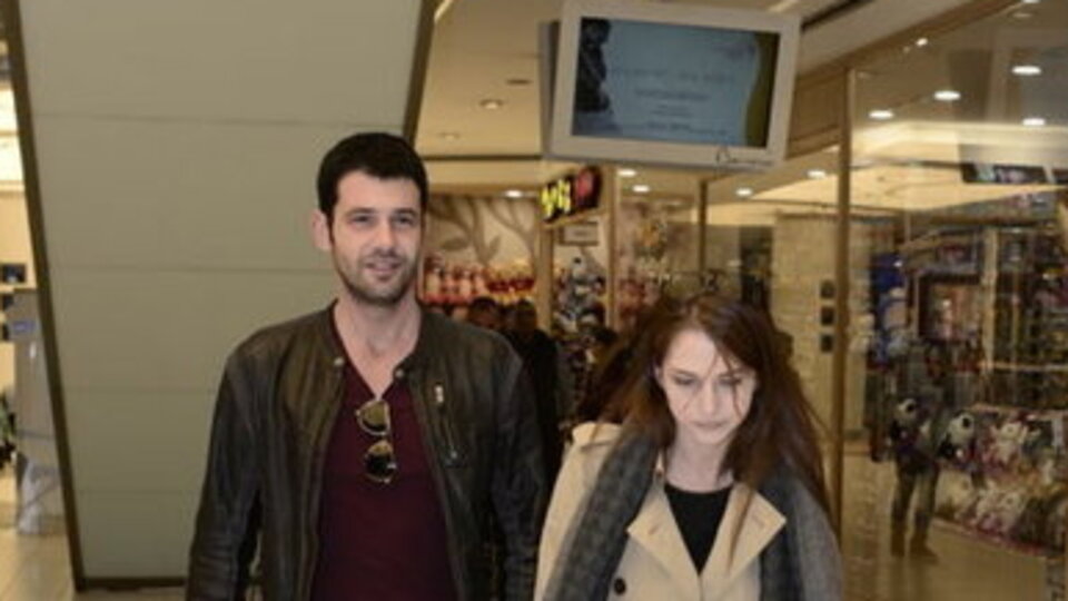 Sevgilisiyle dudak dudağa!