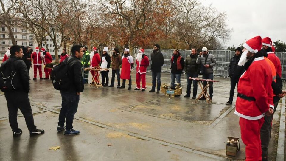 Noel baba, simitçi, piyangocu kılığında göreve hazırlar