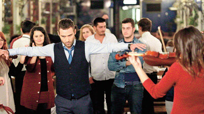 Jönlerin yolu zeybekten geçer!