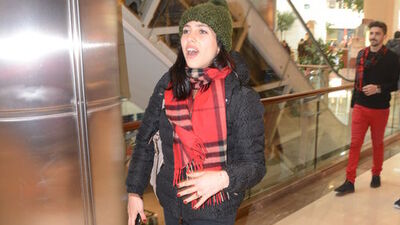 Annesine hediye baktı