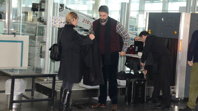 Eşinin ceketini giydirdi