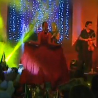 Ünlü şarkıcı sahnede eteğini çıkardı!