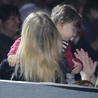 Seçkin Piriler bebeğini barda uyuttu!