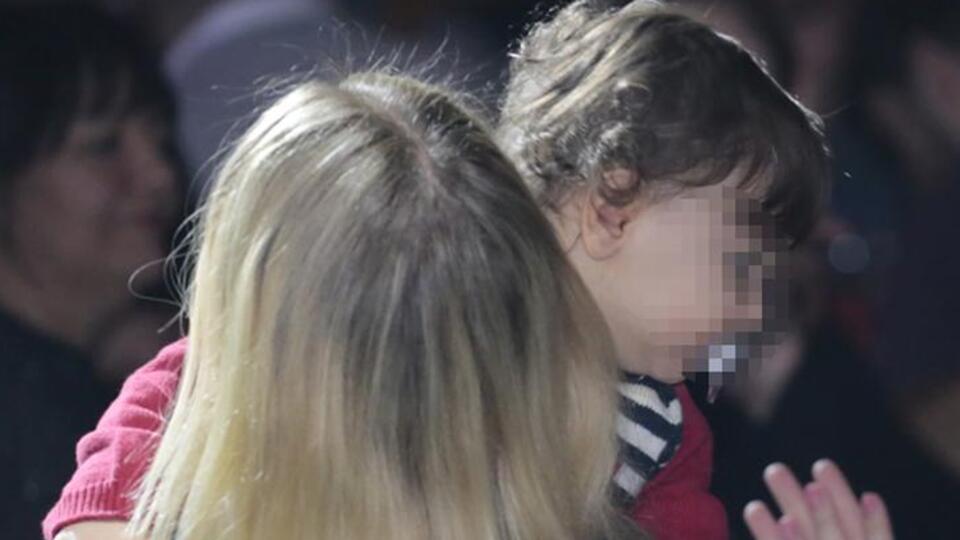 Seçkin Piriler bebeğini barda uyuttu!