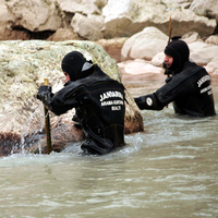 2 derecede her taşın altına bakıyorlar...