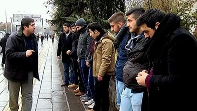 Polis müdüründen üniversite öğrencilerine ayaküstü fırça