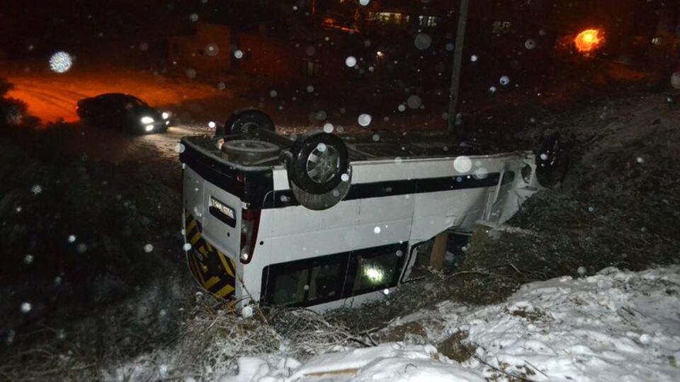 Hatay'da öğrenci servisi devrildi: 2 yaralı
