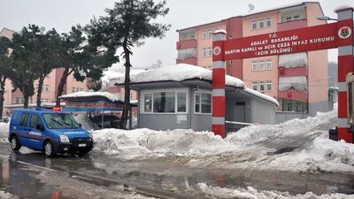 Cezaevi önünde dehşet saçtı!