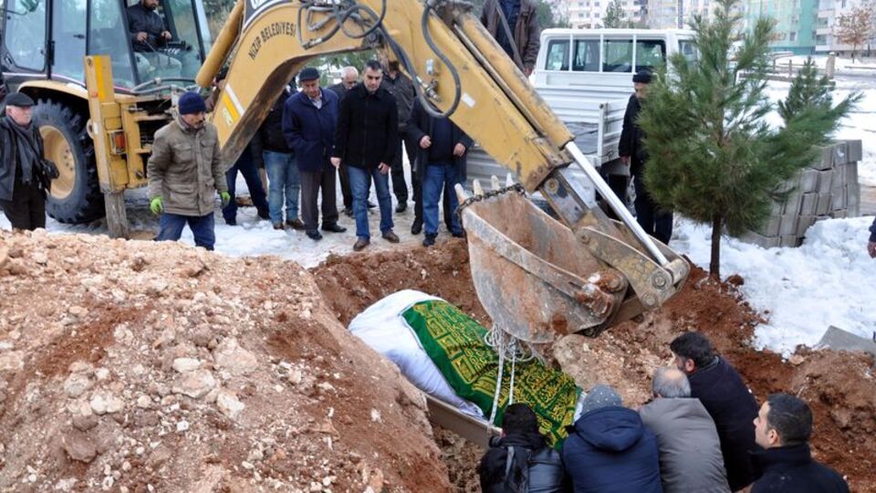 Cenazesi kepçeyle defnedildi!