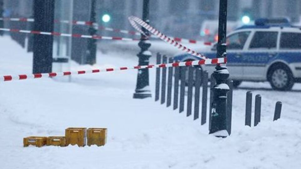 Merkel'in ofisindeki bomba alarmı asılsız çıktı