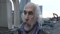Aksoy heykelini yıkımdan kurtardı