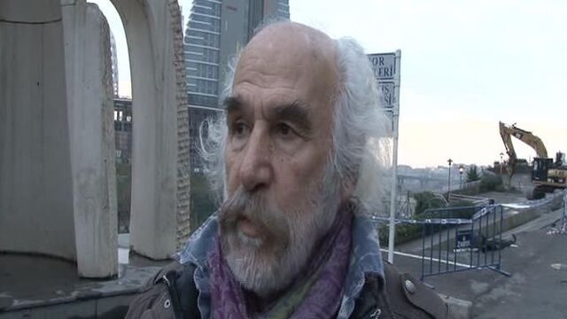 Aksoy heykelini yıkımdan kurtardı