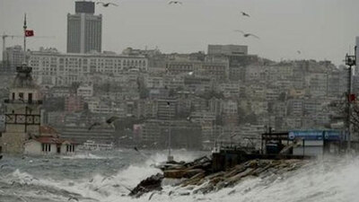 Lodos hayatı felç etmeye devam ediyor