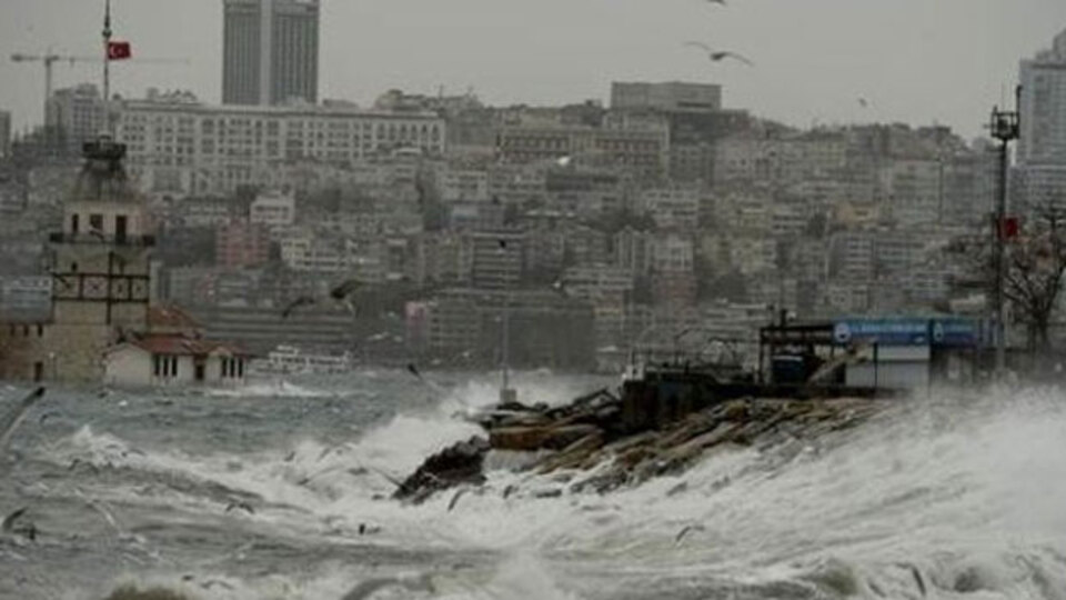 Lodos hayatı felç etmeye devam ediyor