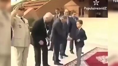 Elini öpmek için yarıştılar!